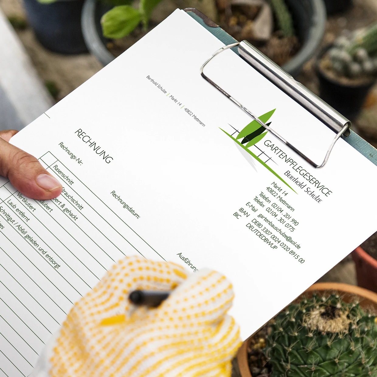 Rechnungsvorlage von Gartenpflegeservice Schulze auf dem Klemmbrett